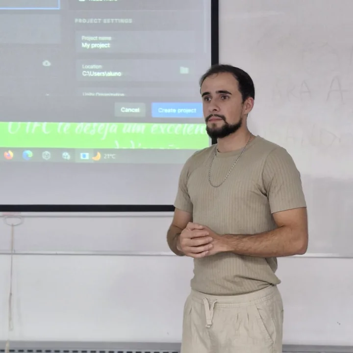 João Ricardo Dias ministrando uma aula de Unity